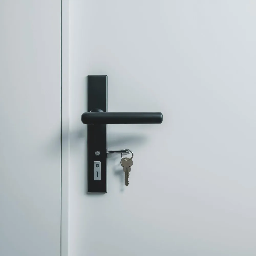 Serrurier 2 Savoies propose des services de serrurerie, installation de portes, portails industriels, volets roulants et mobilier urbain à Aix-les-Bains, Chambéry, Montmélian et La Motte-Servolex. Expertise locale et interventions rapides pour sécuriser tous vos espaces.